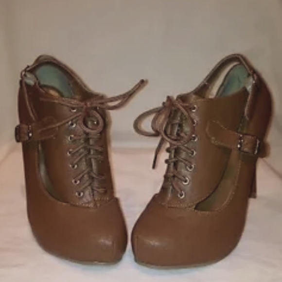 Bumper lace up booties in the color Camel (Size 7) - Picture 5 of 6